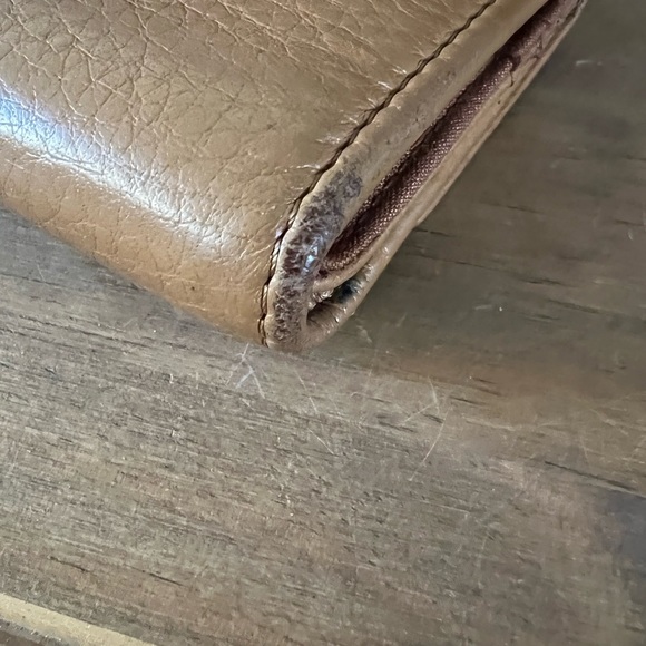 Fossil checkbook wallet in very good condition. Measures 7.5”x4”x1” - Picture 6 of 6